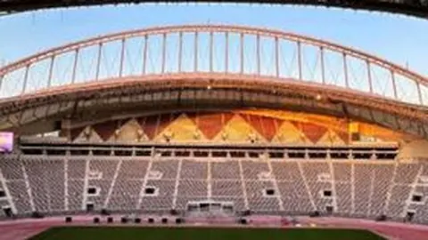 “18强赛意外逆袭！联赛末位球队击败亚洲劲旅，四强赛局悬念迭起”